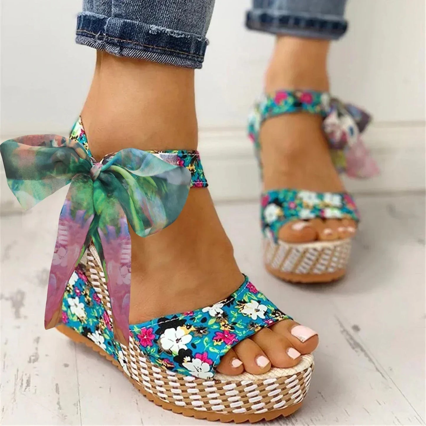 Ana | Sandalias de cuña con estampado floral.