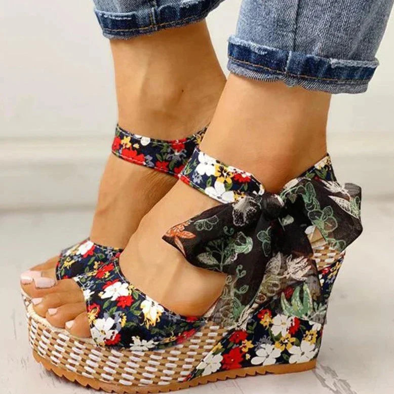 Ana | Sandalias de cuña con estampado floral.